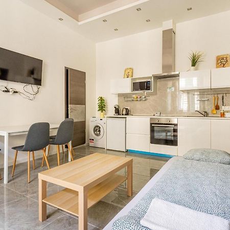 Modernized Condo At Kiraly 51 Budapest Kültér fotó