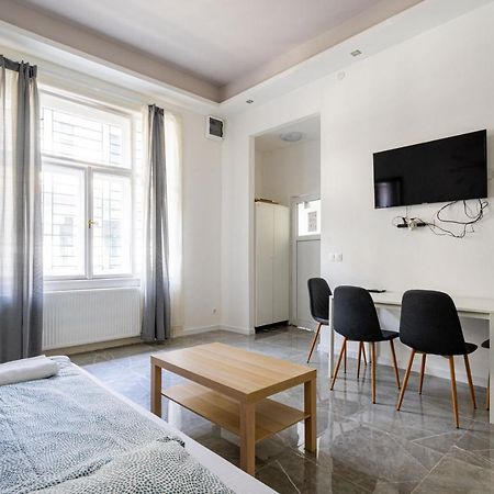 Modernized Condo At Kiraly 51 Budapest Kültér fotó