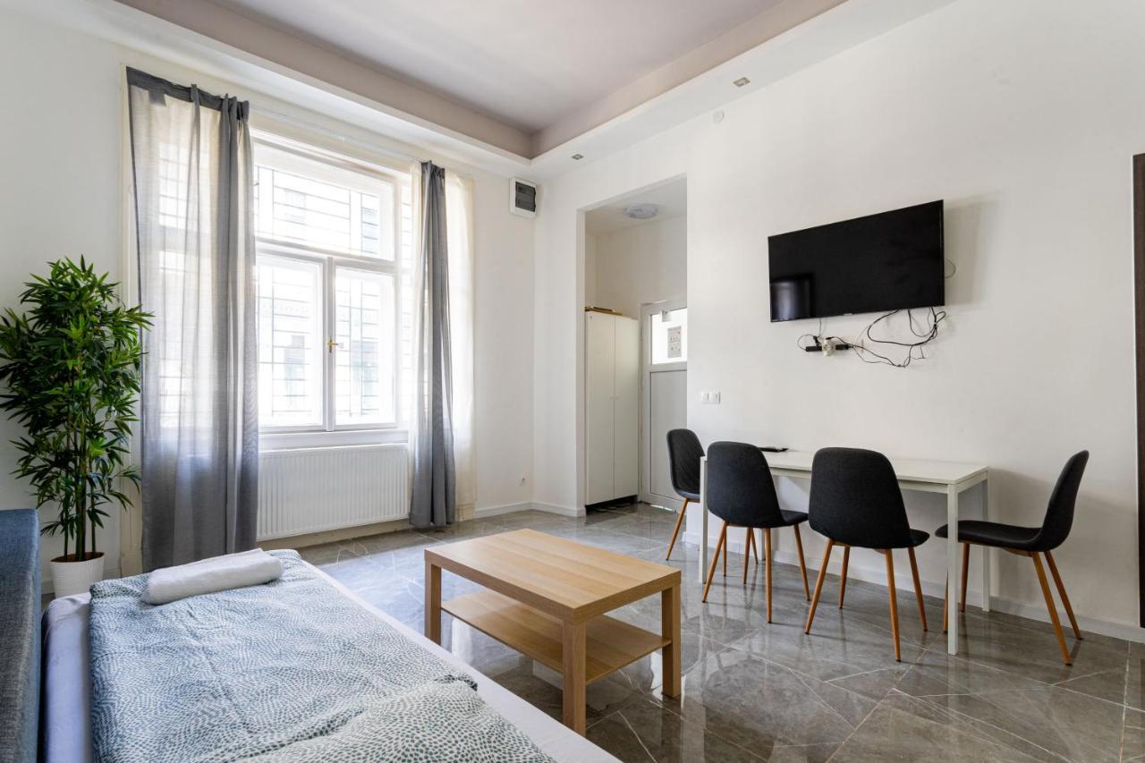 Modernized Condo At Kiraly 51 Budapest Kültér fotó