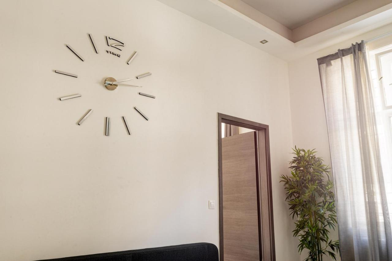 Modernized Condo At Kiraly 51 Budapest Kültér fotó
