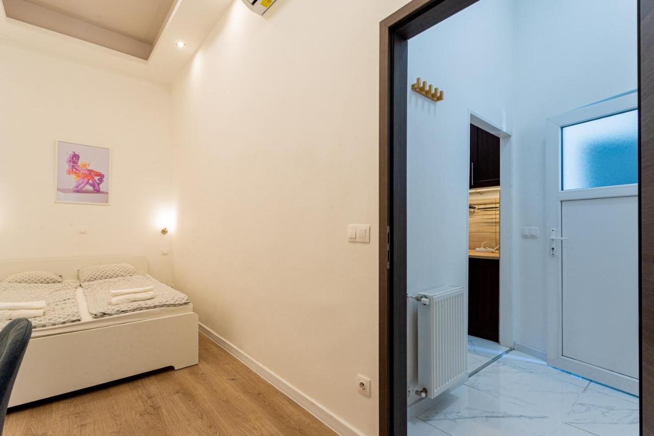Modernized Condo At Kiraly 51 Budapest Kültér fotó