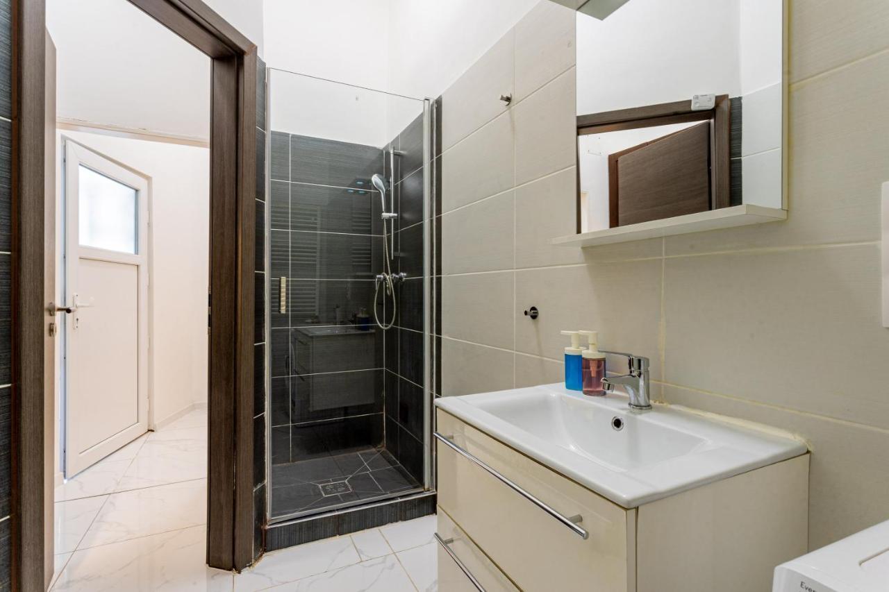 Modernized Condo At Kiraly 51 Budapest Kültér fotó